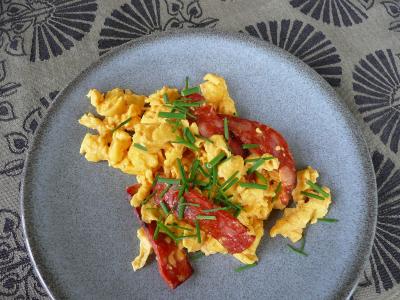 Brouillade d'oeufs au chorizo et aux poireaux