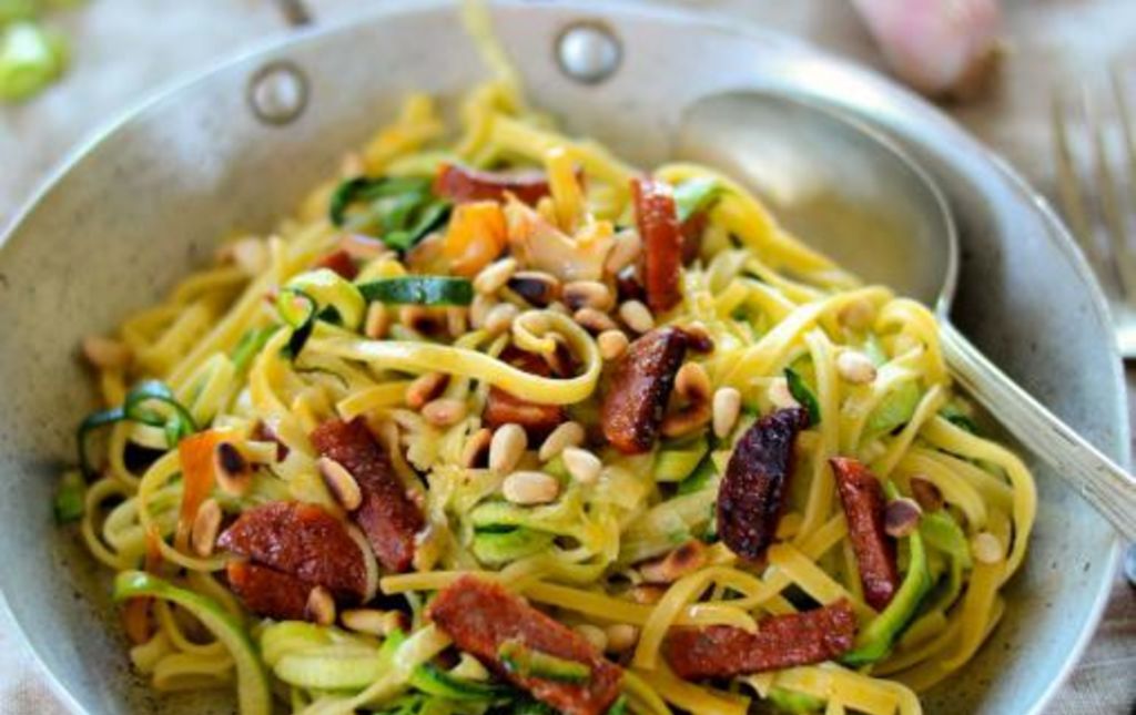 recette bio courgette spaghetti au chorizo et pignons